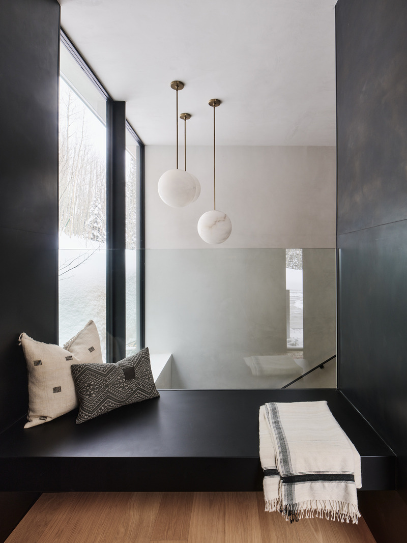 Dossier de presse | 2757-57 - Communiqué de presse | Sparano + Mooney Architecture Create a Serene Mountain Retreat - Sparano + Mooney Architecture - Architecture résidentielle - The stairwell is illuminated by Alabaster pendant lamps from Restoration Hardware.  - Crédit photo : Photography by Joe Fletcher