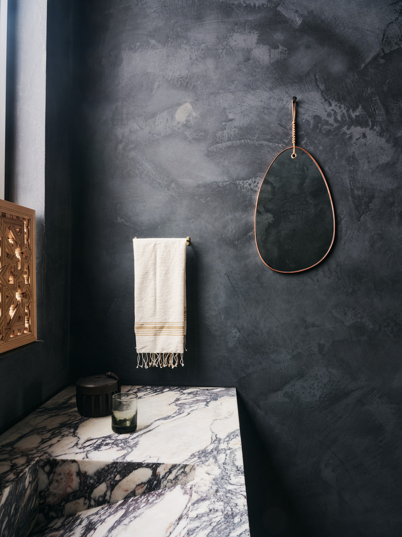 Dossier de presse | 2757-57 - Communiqué de presse | Sparano + Mooney Architecture Create a Serene Mountain Retreat - Sparano + Mooney Architecture - Architecture résidentielle - The powder room features a custom marble vanity and is finished in dark plaster. - Crédit photo : Photography by Joe Fletcher