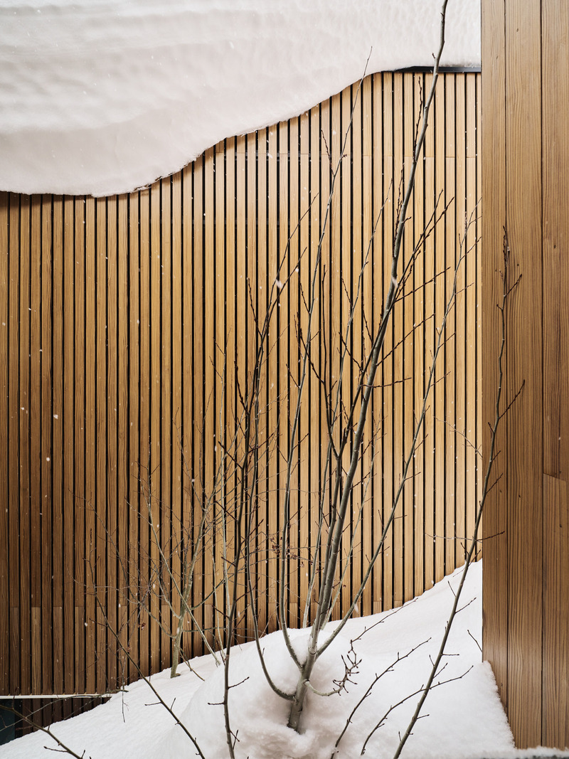 Dossier de presse | 2757-57 - Communiqué de presse | Sparano + Mooney Architecture Create a Serene Mountain Retreat - Sparano + Mooney Architecture - Architecture résidentielle - Detail of the thermally-modified ReSawn Timber radiata pine exterior.  - Crédit photo : Photography by Joe Fletcher