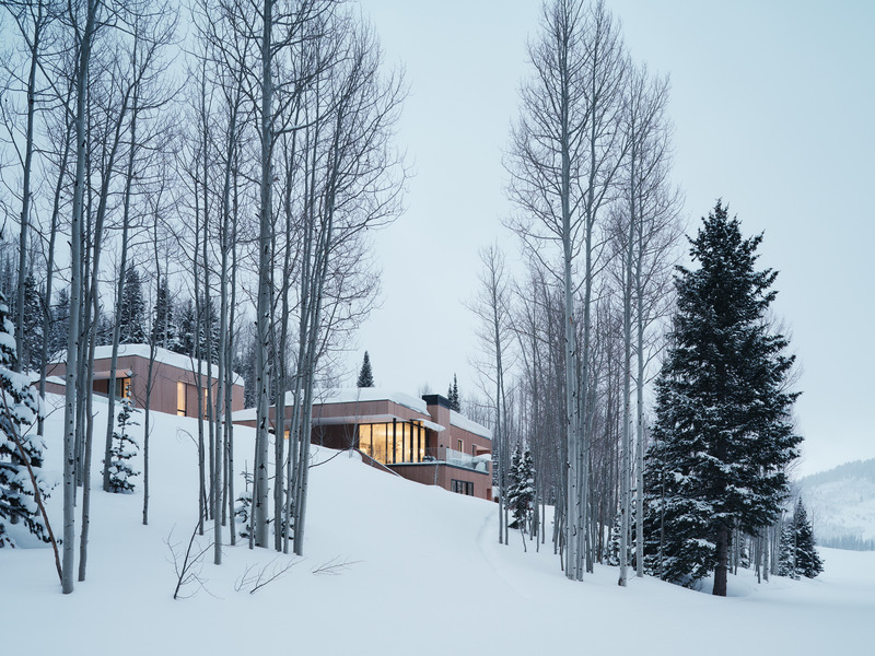 Dossier de presse | 2757-57 - Communiqué de presse | Sparano + Mooney Architecture Create a Serene Mountain Retreat - Sparano + Mooney Architecture - Architecture résidentielle - The home is as beautiful as it is efficient. Refined materials augment the home’s sophistication within the landscape. Custom metal work surrounds the home’s entry, with blackened stainless steel exterior canopies over the entry door and deck and blackened steel accents throughout. - Crédit photo : Photography by Joe Fletcher