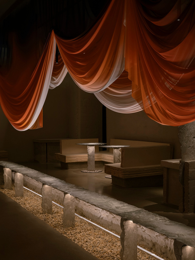 Press kit | 4709-17 - Press release | Dezeen Awards 2025 Interiors Shortlist Highlights the World's Most Striking Spaces - Dezeen - Competition - Restaurant interior<br>Onyx Æther, URBA and EJTECH, Budapest, Hungary - Photo credit: Matti Varga
