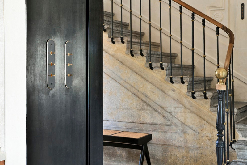 Press kit | 2630-18 - Press release | Bespoke Creations: Meljac’s Signature - Meljac - Lighting Design - <p class="">Ellipse collection, Blackstone Chelsea finish, bespoke format </p><p class="">Private mansion, Collonges-au-Mont-d’Or, Rhône, 2025</p><p class="">Interior design: David Fleury</p> - Photo credit: Studios Erick Saillet