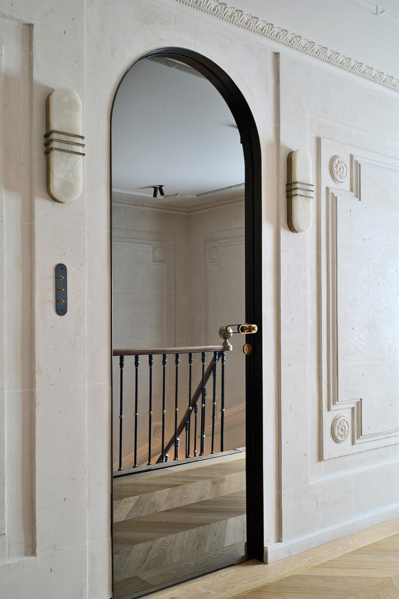 Press kit | 2630-18 - Press release | Bespoke Creations: Meljac’s Signature - Meljac - Lighting Design - <p class="">Ellipse collection, Blackstone Chelsea finish, bespoke format </p><p class="">Private mansion, Collonges-au-Mont-d’Or, Rhône, 2025</p><p class="">Interior design: David Fleury</p> - Photo credit: Studios Erick Saillet