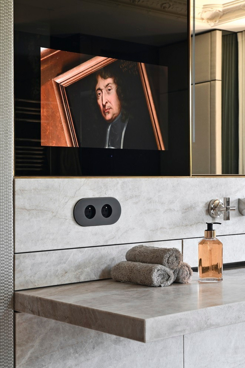 Press kit | 2630-18 - Press release | Bespoke Creations: Meljac’s Signature - Meljac - Lighting Design - <p class="">Ellipse collection, Blackstone Chelsea finish, bespoke format </p><p class="">Private mansion, Collonges-au-Mont-d’Or, Rhône, 2025</p><p class="">Interior design: David Fleury</p> - Photo credit: Studios Erick Saillet