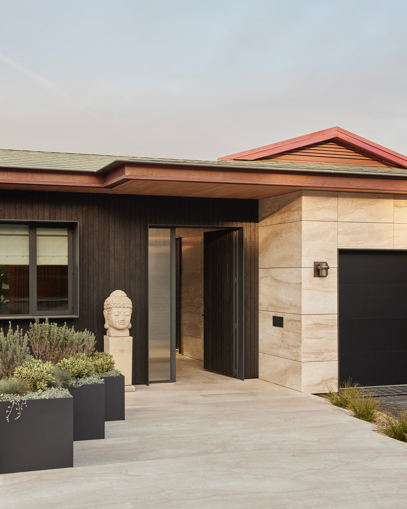 Press kit | 6087-07 - Press release | Study in Serenity: A Beachside Haven of Precision and Craftsmanship - Daniel Joseph Chenin - Residential Interior Design - A modern coastal composition: marble and charred wood create contrast and permanence, while the copper roof lends a quiet luminosity in changing light. - Photo credit: Tim Hirschmann 