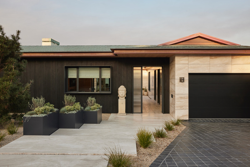 Press kit | 6087-07 - Press release | Study in Serenity: A Beachside Haven of Precision and Craftsmanship - Daniel Joseph Chenin - Residential Interior Design - A modern coastal composition: marble and charred wood create contrast and permanence, while the copper roof lends a quiet luminosity in changing light. - Photo credit: Tim Hirschmann