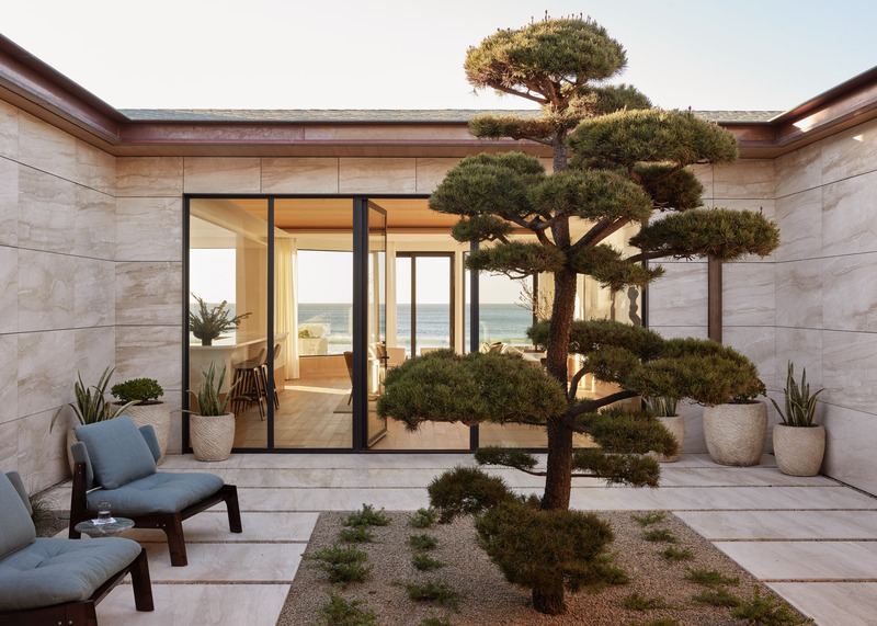 Press kit | 6087-07 - Press release | Study in Serenity: A Beachside Haven of Precision and Craftsmanship - Daniel Joseph Chenin - Residential Interior Design - Designed as both a private refuge and communal hub, the courtyard blurs boundaries between indoors and out, grounding the home in its coastal setting. - Photo credit: Tim Hirschmann