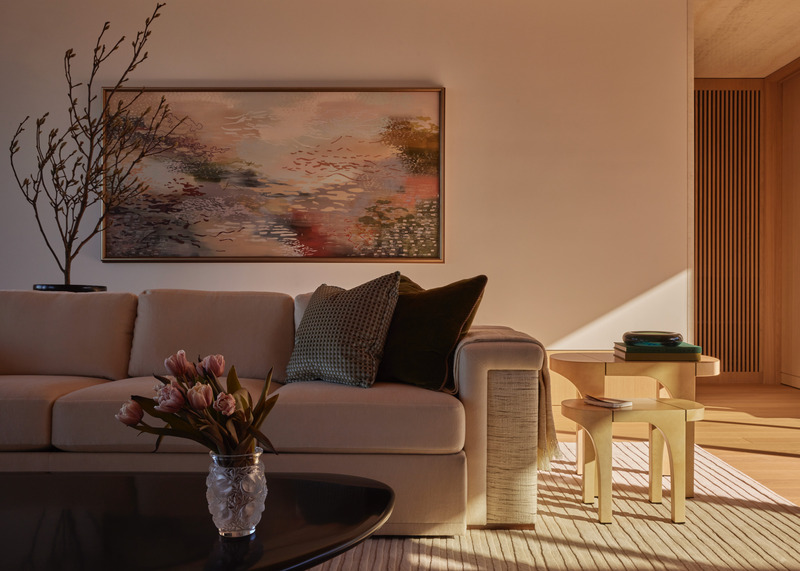 Press kit | 6087-07 - Press release | Study in Serenity: A Beachside Haven of Precision and Craftsmanship - Daniel Joseph Chenin - Residential Interior Design - Soft afternoon light drifts across the seating area, accentuating textures in fabric, wood, and art, while clean lines and curated details reinforce the home’s atmosphere of quiet refinement. - Photo credit: Tim Hirschmann