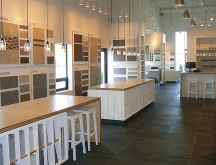 Dossier de presse | 846-01 - Communiqué de presse | Tout nouveau, tout beau, nouvelatelier-boutique Céragrès maintenant ouvert - Céragrès - Architecture commerciale - Crédit photo : Ceragres