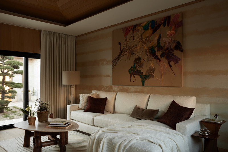 Press kit | 6087-07 - Press release | Study in Serenity: A Beachside Haven of Precision and Craftsmanship - Daniel Joseph Chenin - Residential Interior Design - The guest suite living room layers warmth and refinement, where textured walls, curated furnishings, and art create an intimate retreat that extends seamlessly into the courtyard beyond. - Photo credit: Tim Hirschmann
