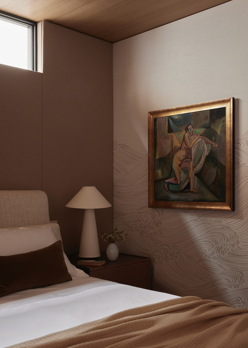 Press kit | 6087-07 - Press release | Study in Serenity: A Beachside Haven of Precision and Craftsmanship - Daniel Joseph Chenin - Residential Interior Design - A secondary bedroom conceived with the intimacy of a yacht’s below-deck cabin, where upholstered walls, soft wave-patterned coverings, and curated artwork create a cocoon of quiet luxury. - Photo credit: Tim Hirschmann
