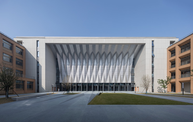 Dossier de presse | 7733-02 - Communiqué de presse | Island City Life - c+d studio - Architecture institutionnelle - courtyard in front of the art complex building - Crédit photo : Shan Liang