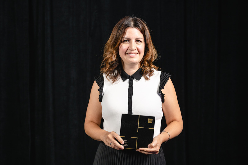 Dossier de presse | 704-08 - Communiqué de presse | Les Prix d’excellence 2025 de l’APDIQ célèbrent 90 ans de talent et d’audace en design d’intérieur - Association professionnelle des designers d’intérieur du Québec (APDIQ) - Évènement + Exposition - Ariane Desjardins, lauréate du Prix Design dans la catégorie Construction neuve pour le projet Orée-des-Bois - Crédit photo : Photo : Hardiesse Productions