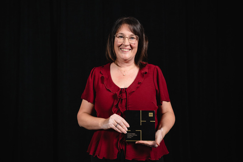 Dossier de presse | 704-08 - Communiqué de presse | Les Prix d’excellence 2025 de l’APDIQ célèbrent 90 ans de talent et d’audace en design d’intérieur - Association professionnelle des designers d’intérieur du Québec (APDIQ) - Évènement + Exposition - Nancy Belzile, récipiendaire du Prix Louis-Mulligan pour son implication sociale  - Crédit photo : Photo : Hardiesse Productions