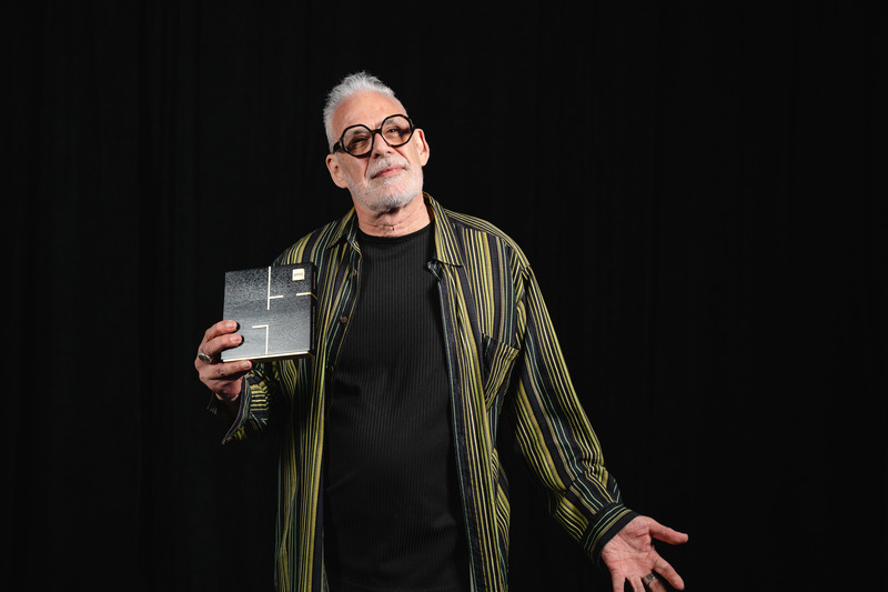 Dossier de presse | 704-08 - Communiqué de presse | Les Prix d’excellence 2025 de l’APDIQ célèbrent 90 ans de talent et d’audace en design d’intérieur - Association professionnelle des designers d’intérieur du Québec (APDIQ) - Évènement + Exposition - Gary Conrath, membre honoraire - Crédit photo : Photo : Hardiesse Productions