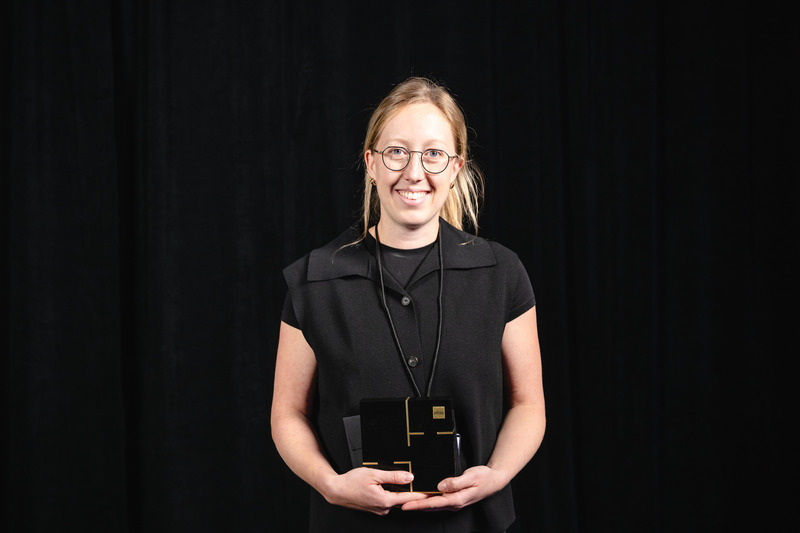 Dossier de presse | 704-08 - Communiqué de presse | Les Prix d’excellence 2025 de l’APDIQ célèbrent 90 ans de talent et d’audace en design d’intérieur - Association professionnelle des designers d’intérieur du Québec (APDIQ) - Évènement + Exposition - Karine Touzel, lauréate du Prix Design dans la catégorie Rénovation Salle de bains pour le projet Stirling - Crédit photo : Photo : Hardiesse Productions