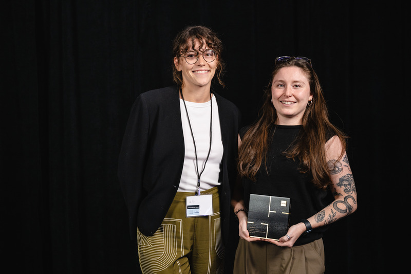 Dossier de presse | 704-08 - Communiqué de presse | Les Prix d’excellence 2025 de l’APDIQ célèbrent 90 ans de talent et d’audace en design d’intérieur - Association professionnelle des designers d’intérieur du Québec (APDIQ) - Évènement + Exposition - Lysiane Munger et Tamara Aubé-Landry, lauréates du Prix Design dans la catégorie Rénovation complète pour le projet Tiny Vali - Crédit photo : Photo : Hardiesse Productions