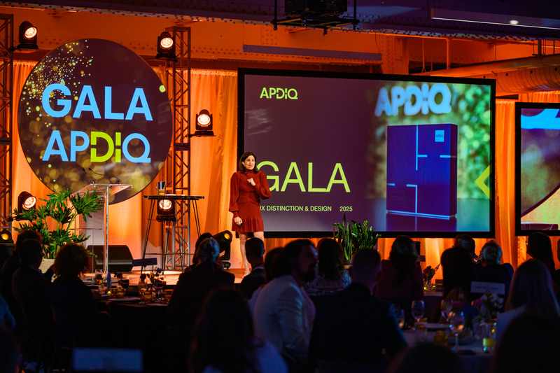 Dossier de presse | 704-08 - Communiqué de presse | Les Prix d’excellence 2025 de l’APDIQ célèbrent 90 ans de talent et d’audace en design d’intérieur - Association professionnelle des designers d’intérieur du Québec (APDIQ) - Évènement + Exposition - Katherine-Lune Rollet, animatrice de cette grande soirée - Crédit photo : Photo : Hardiesse Productions