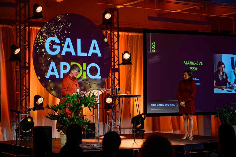 Dossier de presse | 704-08 - Communiqué de presse | Les Prix d’excellence 2025 de l’APDIQ célèbrent 90 ans de talent et d’audace en design d’intérieur - Association professionnelle des designers d’intérieur du Québec (APDIQ) - Évènement + Exposition - Marie-Claude Parenteau-Lebeuf présente la nomenclature des Prix Dinstinction - Crédit photo : Photo : Hardiesse Productions
