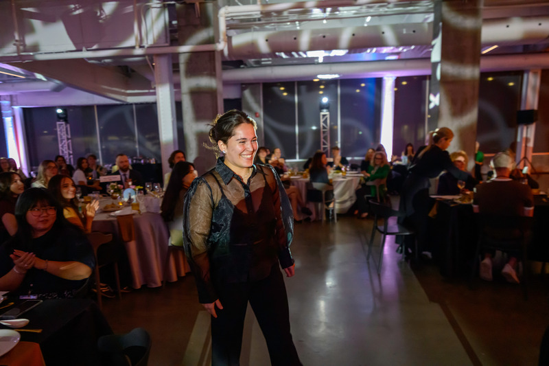 Dossier de presse | 704-08 - Communiqué de presse | Les Prix d’excellence 2025 de l’APDIQ célèbrent 90 ans de talent et d’audace en design d’intérieur - Association professionnelle des designers d’intérieur du Québec (APDIQ) - Évènement + Exposition - Delphine Lavallée qui va récupérer son Prix - Crédit photo : Photo : Hardiesse Productions