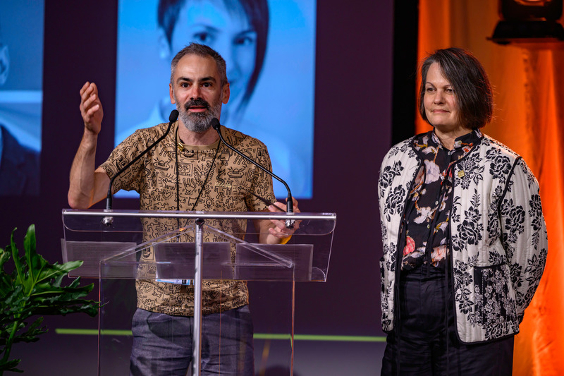 Dossier de presse | 704-08 - Communiqué de presse | Les Prix d’excellence 2025 de l’APDIQ célèbrent 90 ans de talent et d’audace en design d’intérieur - Association professionnelle des designers d’intérieur du Québec (APDIQ) - Évènement + Exposition - Olivier Vallerand et Christine Reux qui reçoivent une accolade - Crédit photo : Photo : Hardiesse Productions