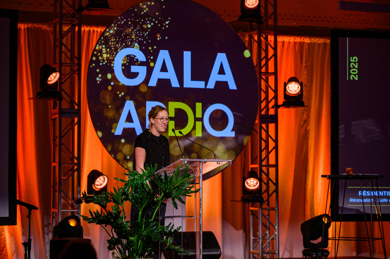 Dossier de presse | 704-08 - Communiqué de presse | Les Prix d’excellence 2025 de l’APDIQ célèbrent 90 ans de talent et d’audace en design d’intérieur - Association professionnelle des designers d’intérieur du Québec (APDIQ) - Évènement + Exposition - Karine Touzel, lauréate du Prix Design dans la catégorie Rénovation Salle de bains pour le projet Stirling - Crédit photo : Photo : Hardiesse Productions