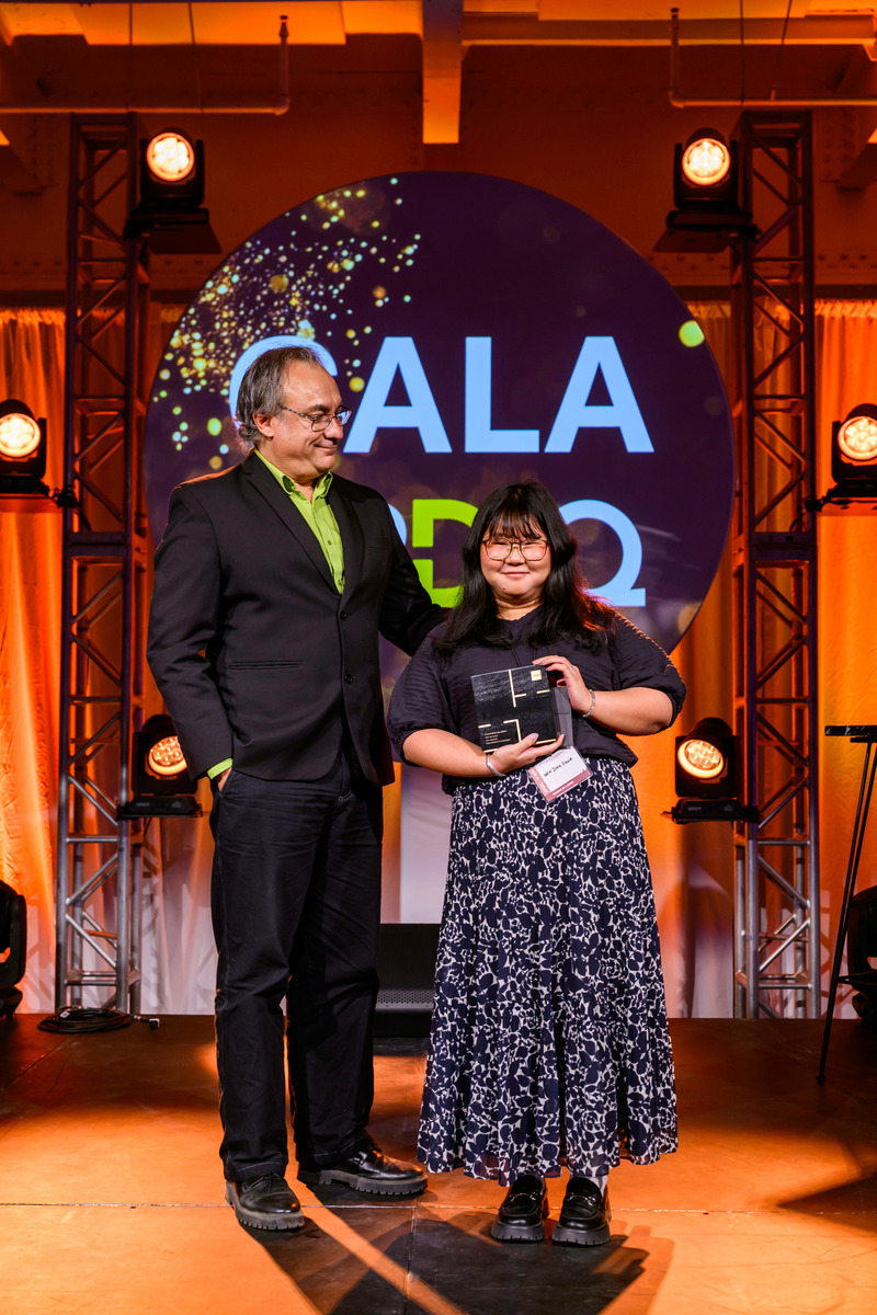 Dossier de presse | 704-08 - Communiqué de presse | Les Prix d’excellence 2025 de l’APDIQ célèbrent 90 ans de talent et d’audace en design d’intérieur - Association professionnelle des designers d’intérieur du Québec (APDIQ) - Évènement + Exposition - Marco Brissette en compagnie de Wen Jing Fang - Crédit photo : Photo : Hardiesse Productions