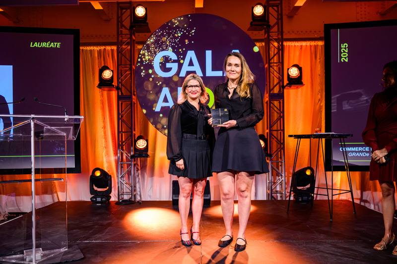 Dossier de presse | 704-08 - Communiqué de presse | Les Prix d’excellence 2025 de l’APDIQ célèbrent 90 ans de talent et d’audace en design d’intérieur - Association professionnelle des designers d’intérieur du Québec (APDIQ) - Évènement + Exposition - Mélanie Boivin accompagnée de Gatline Artis - Crédit photo : Photo : Hardiesse Productions