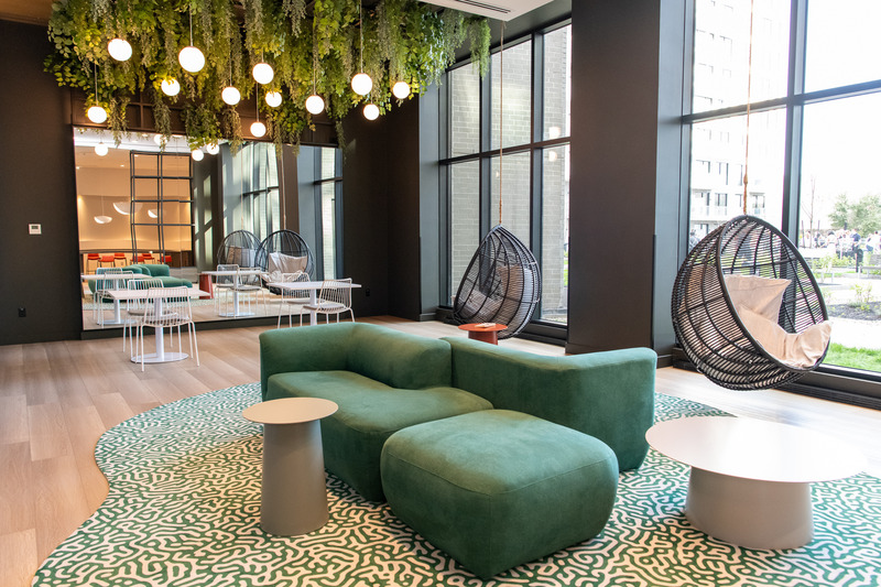 Dossier de presse | 704-08 - Communiqué de presse | Les Prix d’excellence 2025 de l’APDIQ célèbrent 90 ans de talent et d’audace en design d’intérieur - Association professionnelle des designers d’intérieur du Québec (APDIQ) - Évènement + Exposition - <p>Situé à Gatineau, le projet Bloome est un complexe résidentiel d’envergure regroupant 380 unités locatives, réparties sur 338 000 pi², et conçu pour offrir une qualité de vie exceptionnelle dans un environnement lumineux, fluide et connecté à la nature.</p><p><br></p><p>Designers : Céline Pesant, Chantal Panneton & Hala Shaat</p> - Crédit photo : Crédits Photo: Guillaume Vallee