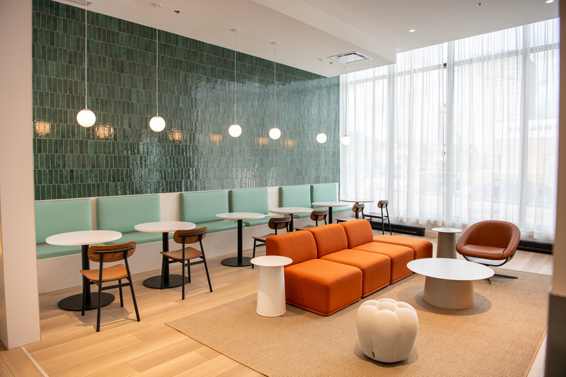 Dossier de presse | 704-08 - Communiqué de presse | Les Prix d’excellence 2025 de l’APDIQ célèbrent 90 ans de talent et d’audace en design d’intérieur - Association professionnelle des designers d’intérieur du Québec (APDIQ) - Évènement + Exposition - <p>Situé à Gatineau, le projet Bloome est un complexe résidentiel d’envergure regroupant 380 unités locatives, réparties sur 338 000 pi², et conçu pour offrir une qualité de vie exceptionnelle dans un environnement lumineux, fluide et connecté à la nature.</p><p><br></p><p>Designers : Céline Pesant, Chantal Panneton & Hala Shaat</p> - Crédit photo : Crédits Photo: Guillaume Vallee