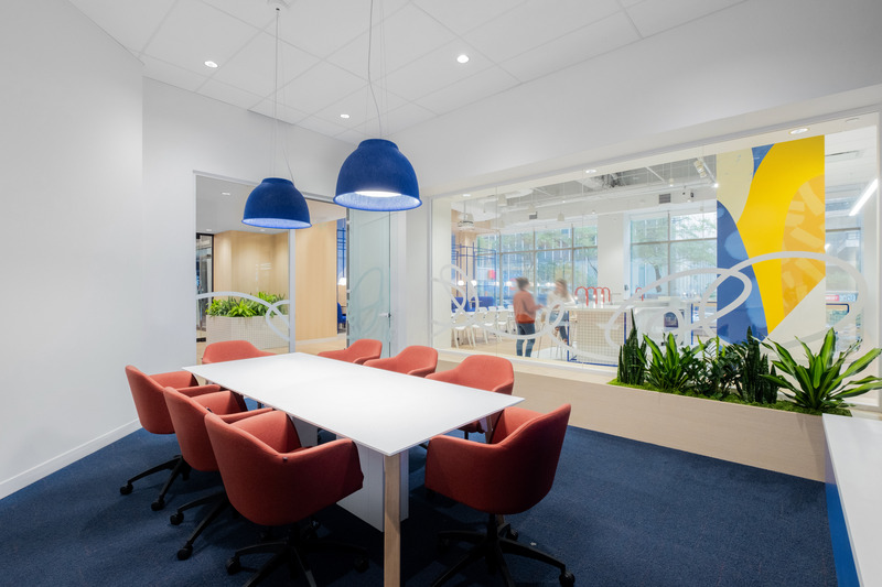 Dossier de presse | 704-08 - Communiqué de presse | Les Prix d’excellence 2025 de l’APDIQ célèbrent 90 ans de talent et d’audace en design d’intérieur - Association professionnelle des designers d’intérieur du Québec (APDIQ) - Évènement + Exposition - <p>Le projet de relocalisation de la Fédération des chambres de commerce du Québec (FCCQ) visait à créer un siège social à l’image de son réseau : ouvert, inclusif et ancré dans la vitalité économique du Québec.</p><p><br></p><p>Designers : Véronique Chayer & Valérie Giroux</p> - Crédit photo : Crédits Photos: Yanick Lesperance