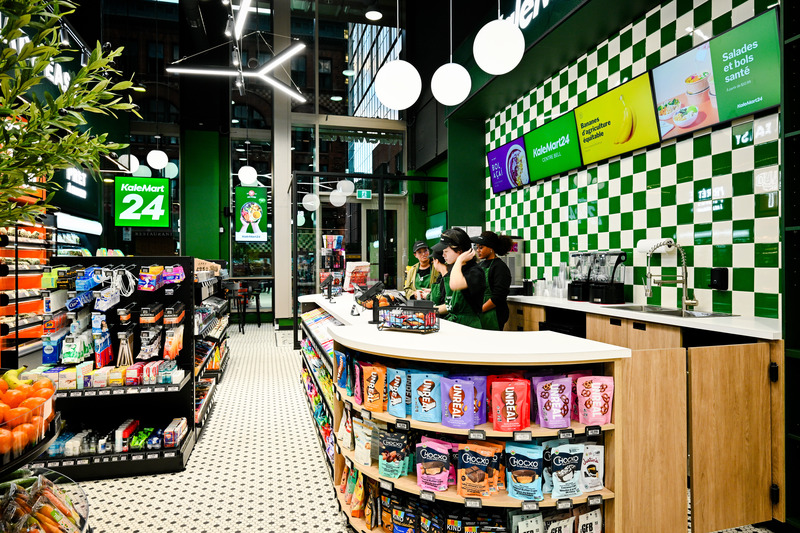 Dossier de presse | 704-08 - Communiqué de presse | Les Prix d’excellence 2025 de l’APDIQ célèbrent 90 ans de talent et d’audace en design d’intérieur - Association professionnelle des designers d’intérieur du Québec (APDIQ) - Évènement + Exposition - <p>Situé au cœur du centre-ville de Montréal, à proximité du Centre Bell, le projet KaleMart24 De la Montagne visait à transformer un local commercial restreint en une destination urbaine innovante combinant dépanneur de proximité et offre alimentaire saine, accessible 24h/24.</p><p><br></p><p>Designer : Wen Jing Fang</p> - Crédit photo : Crédits photos: Ryan Blau