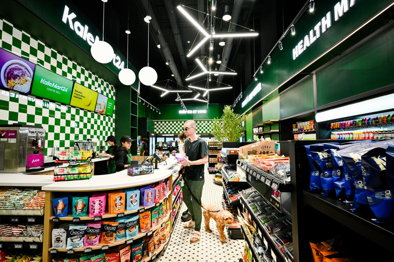 Dossier de presse | 704-08 - Communiqué de presse | Les Prix d’excellence 2025 de l’APDIQ célèbrent 90 ans de talent et d’audace en design d’intérieur - Association professionnelle des designers d’intérieur du Québec (APDIQ) - Évènement + Exposition - <p>Situé au cœur du centre-ville de Montréal, à proximité du Centre Bell, le projet KaleMart24 De la Montagne visait à transformer un local commercial restreint en une destination urbaine innovante combinant dépanneur de proximité et offre alimentaire saine, accessible 24h/24.</p><p><br></p><p>Designer : Wen Jing Fang</p> - Crédit photo : Crédits photos: Ryan Blau