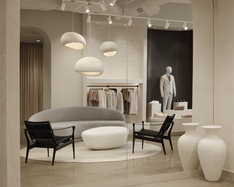 Dossier de presse | 704-08 - Communiqué de presse | Les Prix d’excellence 2025 de l’APDIQ célèbrent 90 ans de talent et d’audace en design d’intérieur - Association professionnelle des designers d’intérieur du Québec (APDIQ) - Évènement + Exposition - <p>Implantée à Moncton, au Nouveau-Brunswick, la boutique Klozet incarne la volonté de sa fondatrice de transformer un espace commercial conventionnel en une vitrine immersive et raffinée pour sa marque de vêtements haut de gamme. </p><p><br></p><p>Designer : Gatline Artis</p> - Crédit photo : Crédit Photo : Alex Lesage