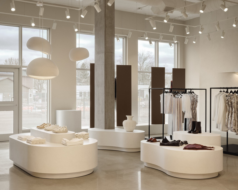 Dossier de presse | 704-08 - Communiqué de presse | Les Prix d’excellence 2025 de l’APDIQ célèbrent 90 ans de talent et d’audace en design d’intérieur - Association professionnelle des designers d’intérieur du Québec (APDIQ) - Évènement + Exposition - <p>Implantée à Moncton, au Nouveau-Brunswick, la boutique Klozet incarne la volonté de sa fondatrice de transformer un espace commercial conventionnel en une vitrine immersive et raffinée pour sa marque de vêtements haut de gamme. </p><p><br></p><p>Designer : Gatline Artis</p> - Crédit photo : Crédit Photo : Alex Lesage