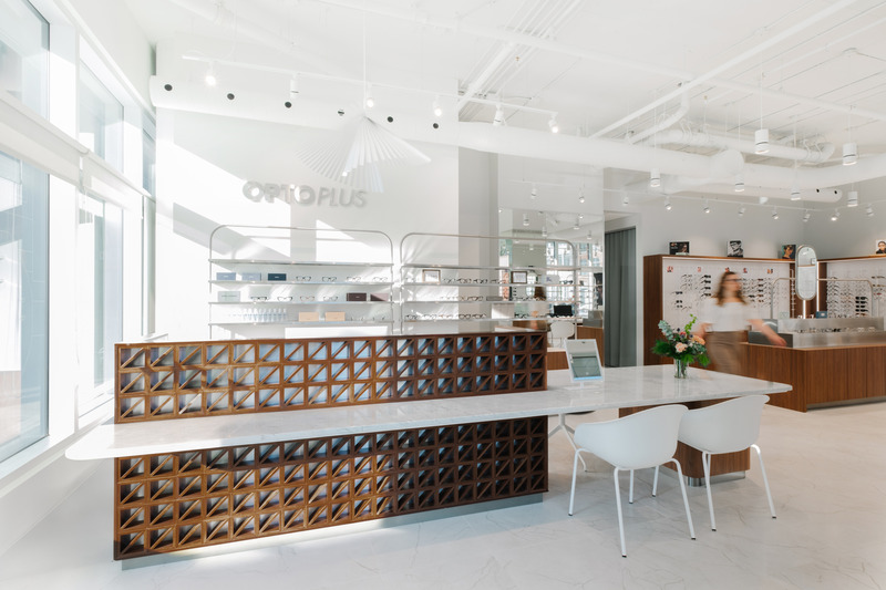 Dossier de presse | 704-08 - Communiqué de presse | Les Prix d’excellence 2025 de l’APDIQ célèbrent 90 ans de talent et d’audace en design d’intérieur - Association professionnelle des designers d’intérieur du Québec (APDIQ) - Évènement + Exposition - <p>Située au cœur du centre-ville de Montréal, la clinique Optoplus Ville-Marie a été entièrement réaménagée pour répondre à une double ambition : offrir une expérience boutique signature dans un environnement à la fois élégant et fonctionnel, tout en respectant les standards techniques élevés d’une clinique d’optométrie.</p><p><br></p><p>Designer : Véronique Chayer</p> - Crédit photo : Crédits Photos: Yanick Lesperance