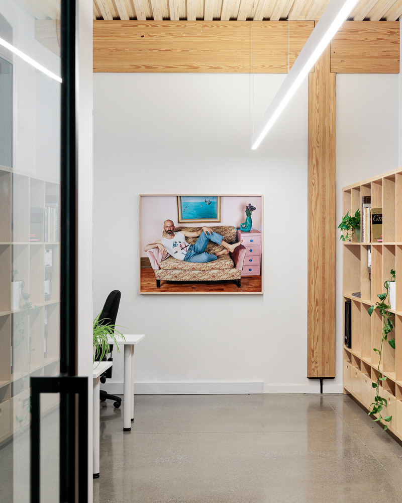 Dossier de presse | 2275-08 - Communiqué de presse | Le bien-être, la durabilité et la mise en valeur du patrimoine signent la transformation des bureaux de Jodoin Lamarre Pratte architectes - Jodoin Lamarre Pratte architectes - Architecture commerciale - <br> - Crédit photo :  Salah Eddine Djelailia (JJ Levine, « Aubrey », 2018, tirage chromogène, 40 x 50 pouces)