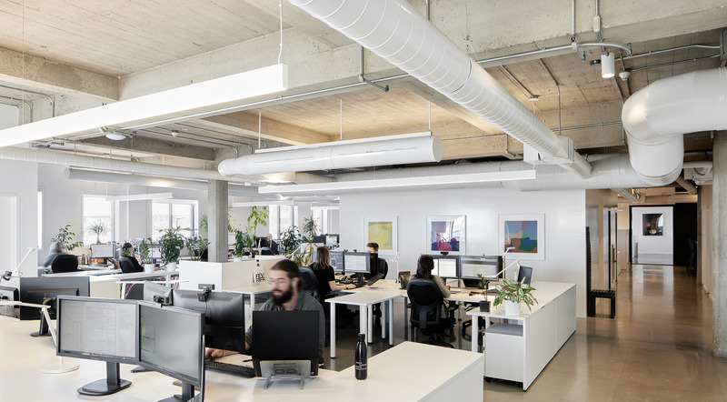 Dossier de presse | 2275-08 - Communiqué de presse | Le bien-être, la durabilité et la mise en valeur du patrimoine signent la transformation des bureaux de Jodoin Lamarre Pratte architectes - Jodoin Lamarre Pratte architectes - Architecture commerciale - Crédit photo :  Nanne Springer (Fernand Leduc, « Série SG 12-14-16 », 1972, sérigraphies sur papier, 32 x 32 pouces x 3)