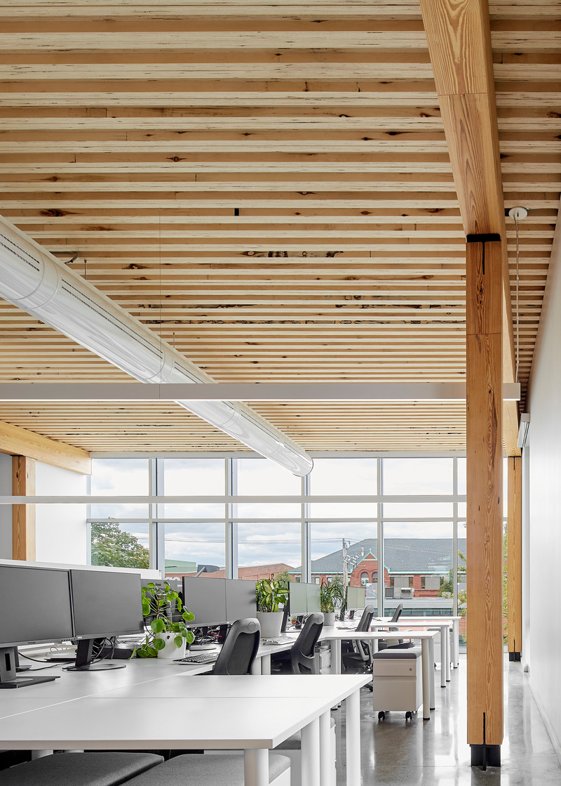 Dossier de presse | 2275-08 - Communiqué de presse | Le bien-être, la durabilité et la mise en valeur du patrimoine signent la transformation des bureaux de Jodoin Lamarre Pratte architectes - Jodoin Lamarre Pratte architectes - Architecture commerciale - Crédit photo : Nanne Springer