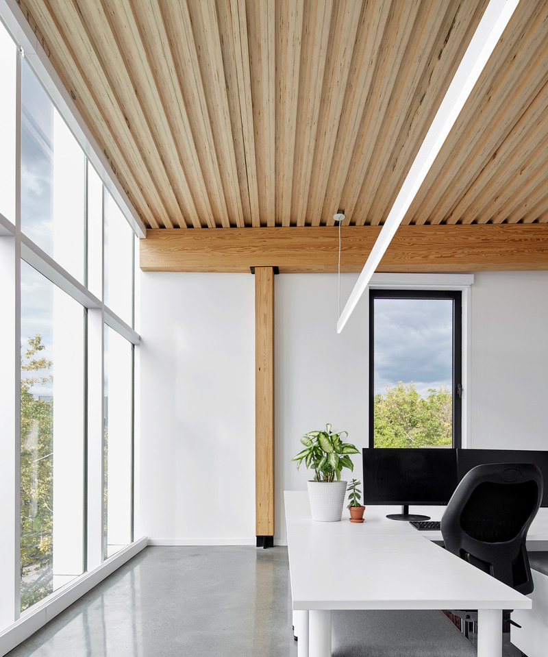 Dossier de presse | 2275-08 - Communiqué de presse | Le bien-être, la durabilité et la mise en valeur du patrimoine signent la transformation des bureaux de Jodoin Lamarre Pratte architectes - Jodoin Lamarre Pratte architectes - Architecture commerciale - Crédit photo : Nanne Springer