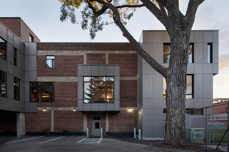 Dossier de presse | 2275-08 - Communiqué de presse | Le bien-être, la durabilité et la mise en valeur du patrimoine signent la transformation des bureaux de Jodoin Lamarre Pratte architectes - Jodoin Lamarre Pratte architectes - Architecture commerciale - Crédit photo : Adrien Williams