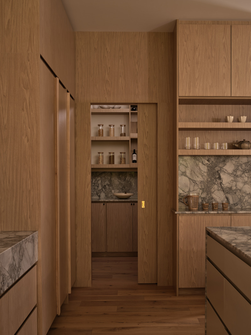 Dossier de presse | 7785-01 - Communiqué de presse | « Projet 21 » de LN Studio — Une maison familiale raffinée alliant élégance, fraîcheur et tranquillité - LN Studio - Design d’intérieur résidentiel - Crédit photo : Photo: Riley Snelling