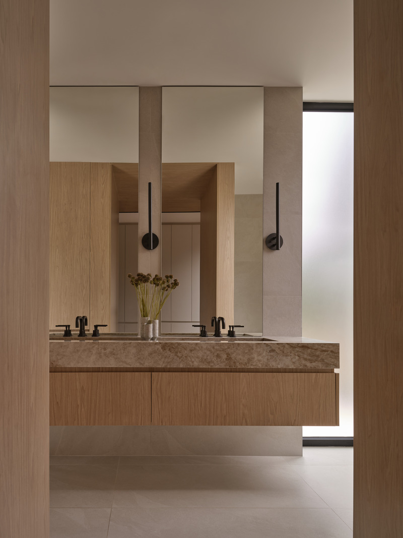 Dossier de presse | 7785-01 - Communiqué de presse | « Projet 21 » de LN Studio — Une maison familiale raffinée alliant élégance, fraîcheur et tranquillité - LN Studio - Design d’intérieur résidentiel - Crédit photo : Photo: Riley Snelling