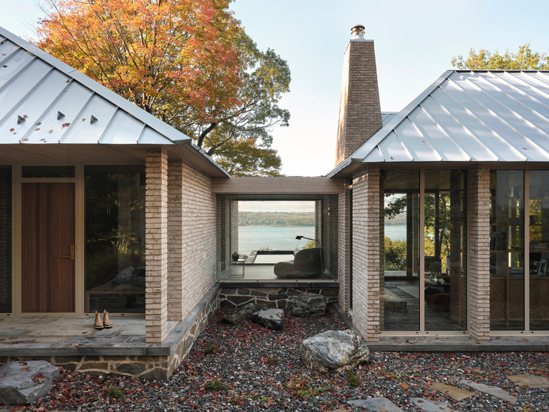 Dossier de presse | 7762-01 - Communiqué de presse | Les prix Mōnuma | Lauréats 2025 - La Pièce - Évènement + Exposition - <p>ARCHITECTURE | Construction neuve 1M et plus</p><p>Maison de l’île par la Shed architecture</p> - Crédit photo : Maxime Brouillet