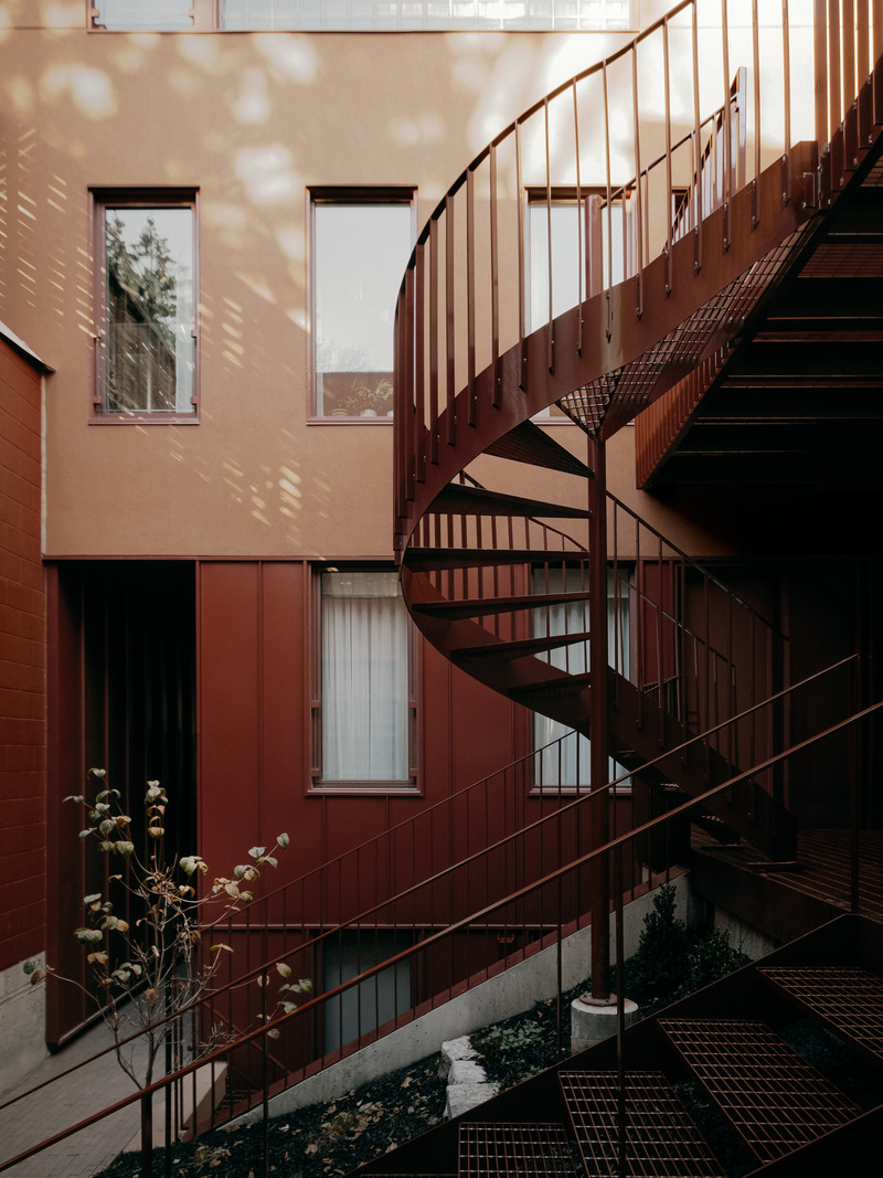 Dossier de presse | 7762-01 - Communiqué de presse | Les prix Mōnuma | Lauréats 2025 - La Pièce - Évènement + Exposition - <p>ARCHITECTURE | Habitation multiplexe 6 étages et moins </p><p>Multilogement Binôme par Appareil Architecture</p> - Crédit photo : Felix Michaud