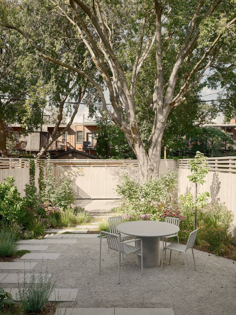 Dossier de presse | 7762-01 - Communiqué de presse | Les prix Mōnuma | Lauréats 2025 - La Pièce - Évènement + Exposition - <p>AMÉNAGEMENT EXTÉRIEUR | Cours arrière</p><p>Jardin Othmane par Friche Atelier</p> - Crédit photo : Maxime Brouillet