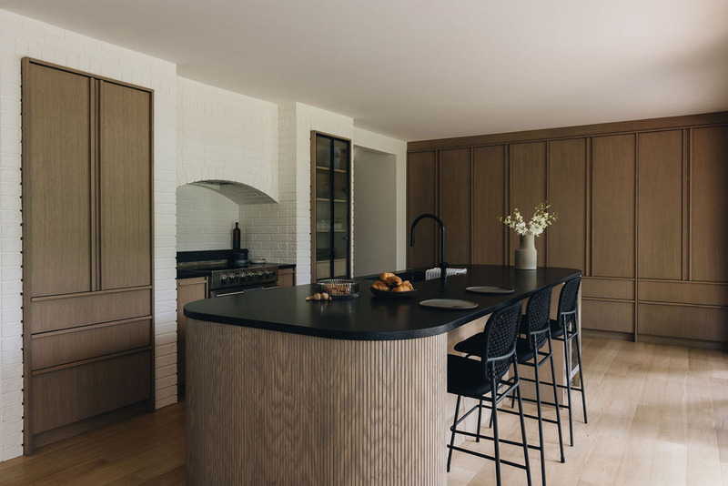 Dossier de presse | 7762-01 - Communiqué de presse | Les prix Mōnuma | Lauréats 2025 - La Pièce - Évènement + Exposition - <p>DESIGN | Cuisine 80K et moins </p><p>Poliquin par RUBIC Cuisines-Salles de bain</p> - Crédit photo : Photographie intérieure co.