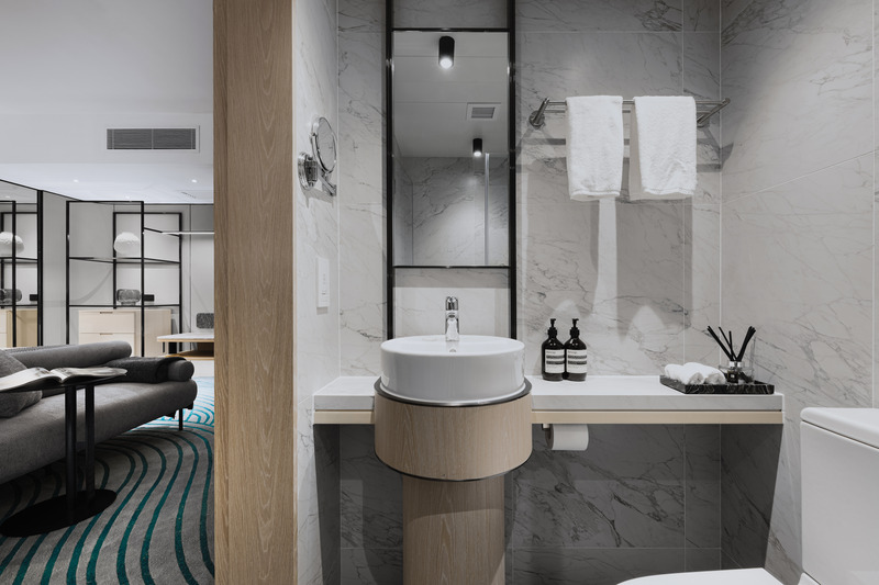 Dossier de presse | 7792-01 - Communiqué de presse | The Harbour’s Essence: Redefining Luxury Accommodation through Innovative Design in Hong Kong - W Interiors - Design d’intérieur commercial - Crédit photo : Ken Wong Photography