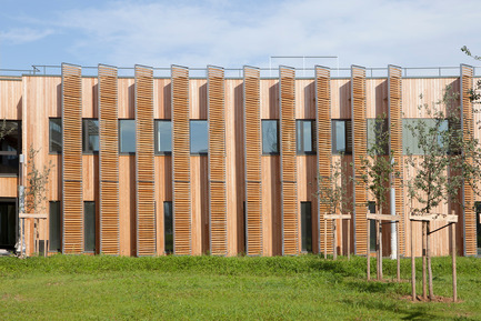 Dossier de presse | 896-03 - Communiqué de presse | Inauguration du Campus de Véolia Environnement Centre-Est - Arte Charpentier Architectes - Architecture institutionnelle - Crédit photo : VMZINC -&nbsp;www.photoarchitecture.com
