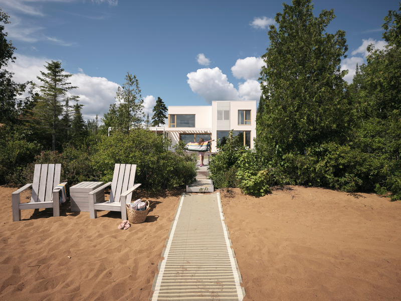 Press kit | 6537-03 - Press release | Beach House: Lake Archambault Residence - Ghoche architecte - Residential Architecture - View from the red sandy beach. - Photo credit: Maxime Brouillet